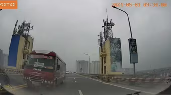 Đi vào làn ngược chiều, tài xế xe khách bị phạt 4 triệu đồng