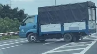 Phạt tài xế xe tải quay đầu trên cầu Thăng Long