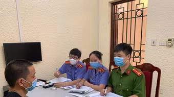 Cảnh sát hình sự khống chế, bắt 'nóng' đối tượng cướp giật dây chuyền giữa phố Hà Nội