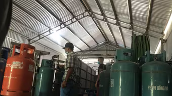 Bắt quả tang nhóm đối tượng san chiết gas trái phép