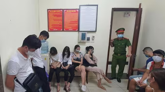 Phạt 54 triệu đồng đối với 27 nam nữ tụ tập trong quán karaoke