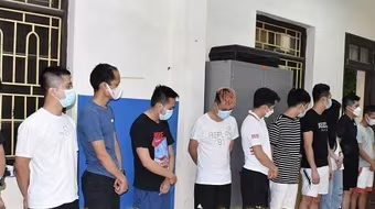 Phát hiện 13 nam nữ thuê phòng nghỉ để 'chơi' ma túy