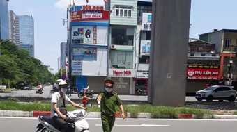 Công an quận Đống Đa phạt 14 trường hợp ra khỏi nhà không vì mục đích thiết yếu