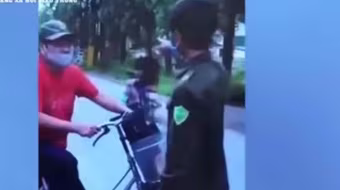 Xử lý người đàn ông chửi bới, tấn công tổ công tác khi bị nhắc nhở ra đường vì mục đích không thiết yếu