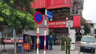 Tăng cường các chốt, siết chặt kiểm tra người ra ngoài không thiết yếu 