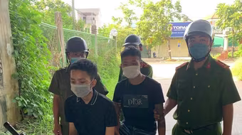 Kiểm tra 2 thanh niên ra đường không lý do, lộ gói ma túy
