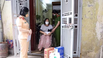 Hội Phụ nữ Công an quận Hà Đông san sẻ yêu thương với những phận đời yếu thế