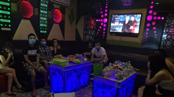 Hà Nội: 8 khách và nhân viên "thư giãn" trong quán hát cho nhau nghe