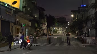 Hà Nội: Thần tốc thiết lập 17 chốt phong tỏa toàn bộ đường dẫn ra vào 2 phường Văn Chương, Văn Miếu 