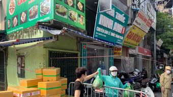 Gửi hàng hóa cho người dân trong vùng phong tỏa Văn Chương - Văn Miếu ở chốt nào? 