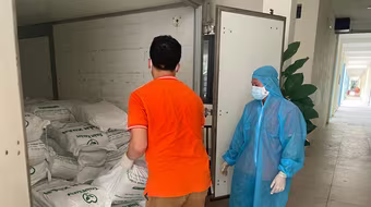 Khẩn trương cung ứng hàng hóa, lương thực cho người dân trong vùng phong tỏa tại quận Đống Đa