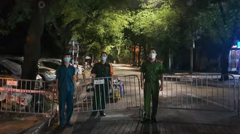 [Ảnh] Xuyên đêm bám chốt ngăn dịch ở "vùng đỏ" 