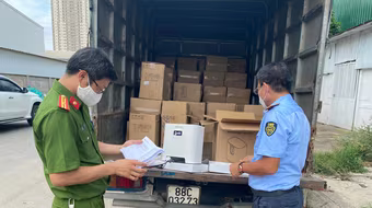 Hà Nội: Phát hiện 2 xe "luồng xanh" chở 199 chiếc máy thở nghi nhập lậu