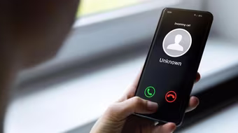 Người đàn ông bị lừa 1,6 tỷ đồng sau khi...nghe điện thoại 