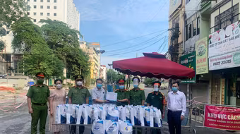 Tặng nước sát khuẩn cho lực lượng chống dịch Covid-19 tại khu phong tỏa Văn Miếu - Văn Chương