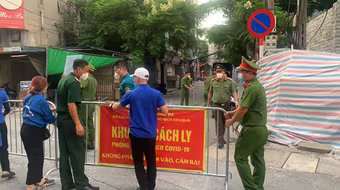 [Ảnh] Giây phút tháo barie phong tỏa tại Văn Chương - Văn Miếu sau 21 ngày phong tỏa