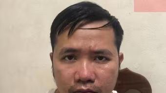 Bị nhắc nhở vì không đeo khẩu trang, người đàn ông tấn công tổ công tác