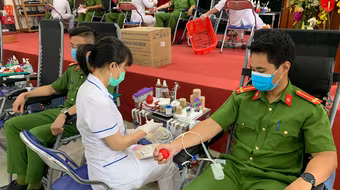 Cán bộ chiến sỹ Công an quận Nam Từ Liêm tích cực hiến máu cứu người