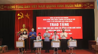 Trao tặng 31 bộ máy tính cho học sinh có hoàn cảnh khó khăn ở huyện Đan Phượng