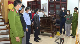 Khám nhà kẻ cầm đầu đường dây lô đề phát hiện nhiều súng, đạn