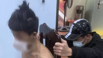 Nghĩ có người đuổi giết mình, đối tượng trèo lên nóc nhà ném gạch đá làm hỏng 4 xe ôtô