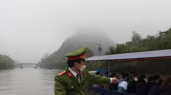 Phát hiện, xử lý 7 trường hợp "cò mồi" tranh giành khách đi chùa Hương