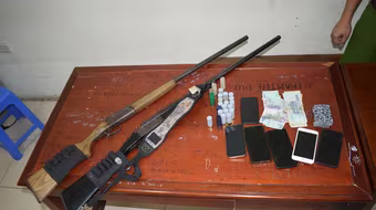 Bắt giữ nhóm đối tượng đánh bạc giữa cánh đồng, thu 2 khẩu súng