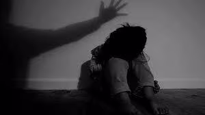 Bé gái 14 tuổi làm việc tại quán karaoke bị hiếp dâm