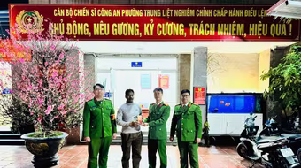 Hỗ trợ người đàn ông ngoại quốc tìm điện thoại để quên trên xe taxi