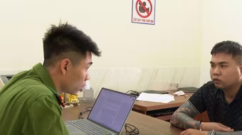 Gã thanh niên khống chế, cướp điện thoại của người đi đường