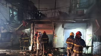 Cửa hàng tạp hóa bất ngờ bốc cháy trong đêm