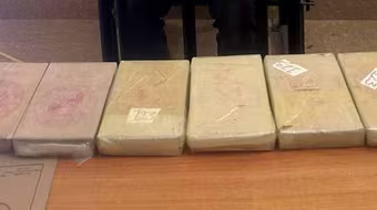 Bắt 2 đối tượng mua bán trái phép 9 bánh heroin 