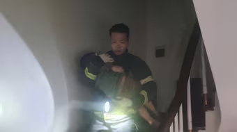 Công an Hà Nội kịp thời cứu thoát 5 trẻ em, 2 người lớn khỏi vụ cháy nhà giữa đêm