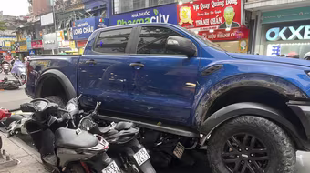 Clip: Lực lượng chức năng khẩn trương điều tra vụ tai nạn giữa ô tô bán tải và nhiều xe máy tại phố Khâm Thiên