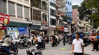 Cận cảnh hiện trường vụ ô tô bán tải húc, kéo xe máy ở phố Khâm Thiên