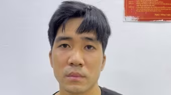 Từ chiếc điện thoại iPhone để trong hộc xe máy