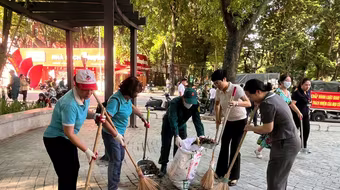 Bí thư, Chủ tịch phường cùng người dân vệ sinh môi trường, đảm bảo trật tự đô thị