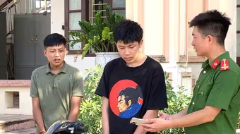 Hai thanh niên dàn cảnh hỏi mua điện thoại rồi cướp giật