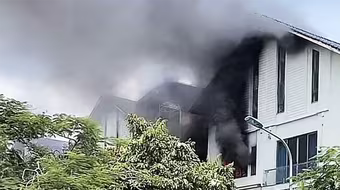 Khẩn trương dập tắt đám cháy nhà liền kề 3 tầng