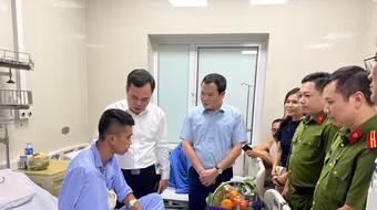 Thăm, động viên chiến sỹ Cảnh sát phòng cháy, chữa cháy bị thương trong khi làm nhiệm vụ