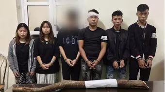 Hai cô gái trẻ tham gia nhóm đối tượng gây rối trật tự công cộng 