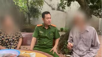 Qua camera, con trai phát hiện bố mẹ đang bị 'Công an rởm' lừa