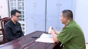 Gã trai dựng kế hoạch cướp giật tài sản của các cửa hàng bán điện thoại