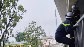 Kịp thời cứu hộ một học sinh bị mắc kẹt ngoài lan can tòa nhà 3 tầng