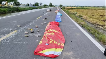 Khởi tố người phụ nữ dùng gạch đá chặn đường phơi thóc gây hậu quả nghiêm trọng