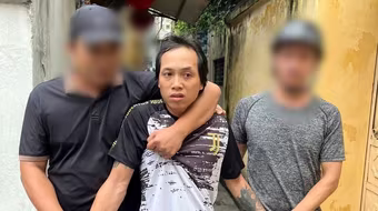 Đang đi bộ dọc bờ hồ Tam Bạc, người phụ nữ bị cướp giật iPhone