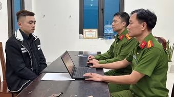 Bắt 2 đối tượng dùng hung khí khống chế chủ nhà lúc rạng sáng