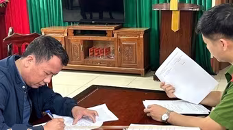 Khởi tố cán bộ xã nhận hối lộ để làm 'sổ đỏ' trái quy định