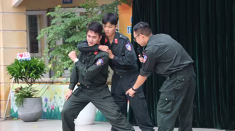 Hướng dẫn 1.800 học sinh THPT Nhân Chính kỹ năng phòng ngừa bạo lực học đường