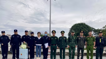 Trục xuất người phụ nữ bị truy nã về tội lừa đảo chiếm đoạt tài sản